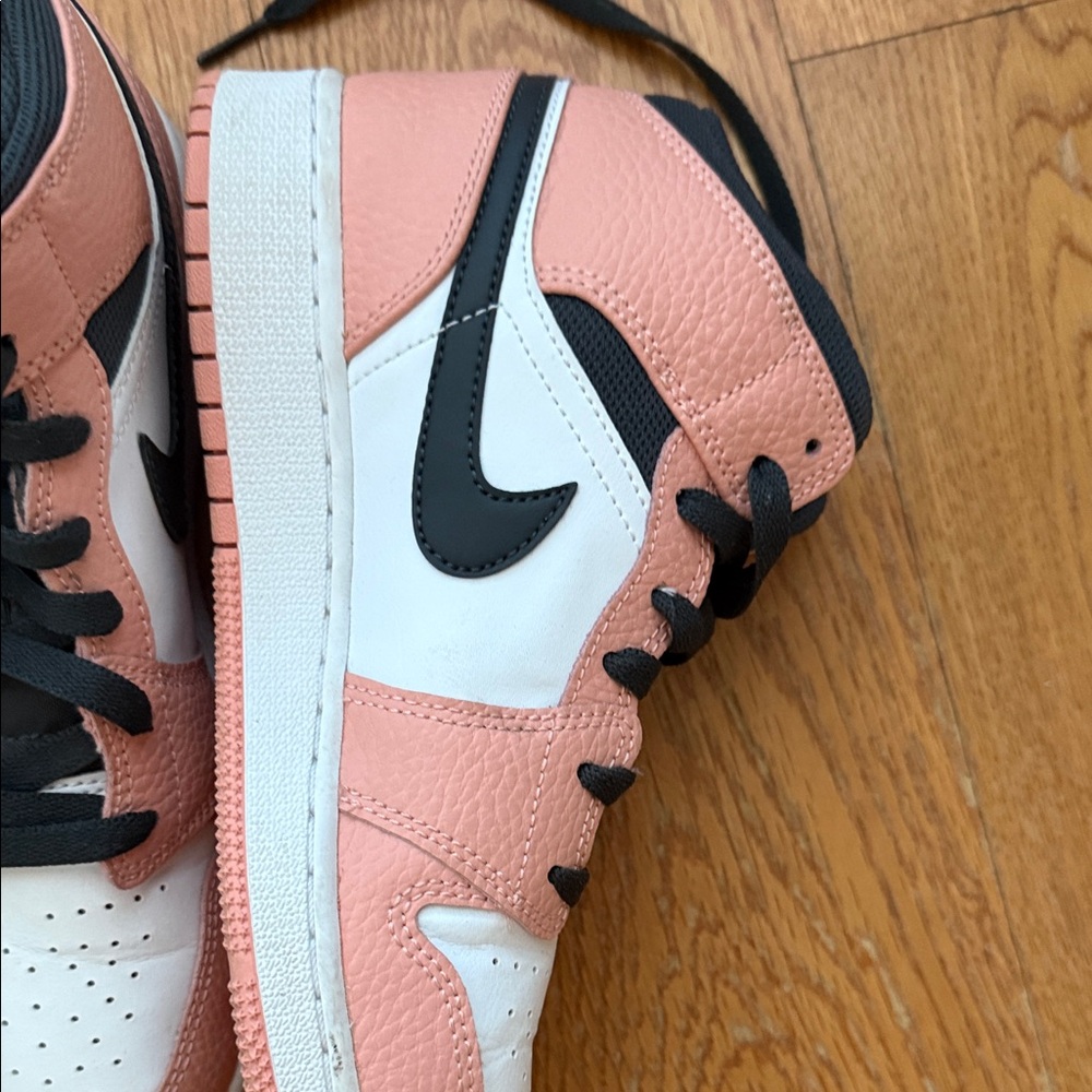 Nike Air Jordan women’s 7.5-8 Sneakers in Pink and Black 6Y youth - Picture 2 of 8